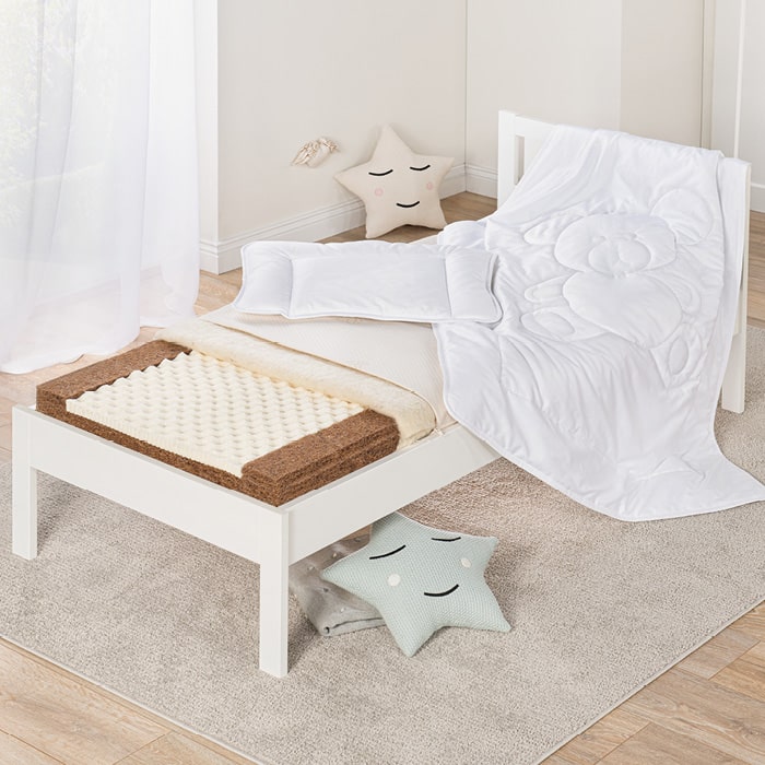 Für kuschelige Träume! Kissen und Decken speziell für Babys  Es gibt nicht DIE perfekte Babybettdecke. Folgendes sollten Sie beim Kauf der Decke berücksichtigen:  Wie warm oder kalt ist es im Kinderzimmer? Schwitzt oder friert Ihr Baby leicht? Hat Ihr Kind Allergien?     Bei uns finden Sie Kinderdecken aus Baumwolle, Daune, Hanf, Kunstfaser, Tencel und mit Zirbe veredelt. Waschbar bei mindestens 30°C, strapazierfähig und atmungsaktiv.