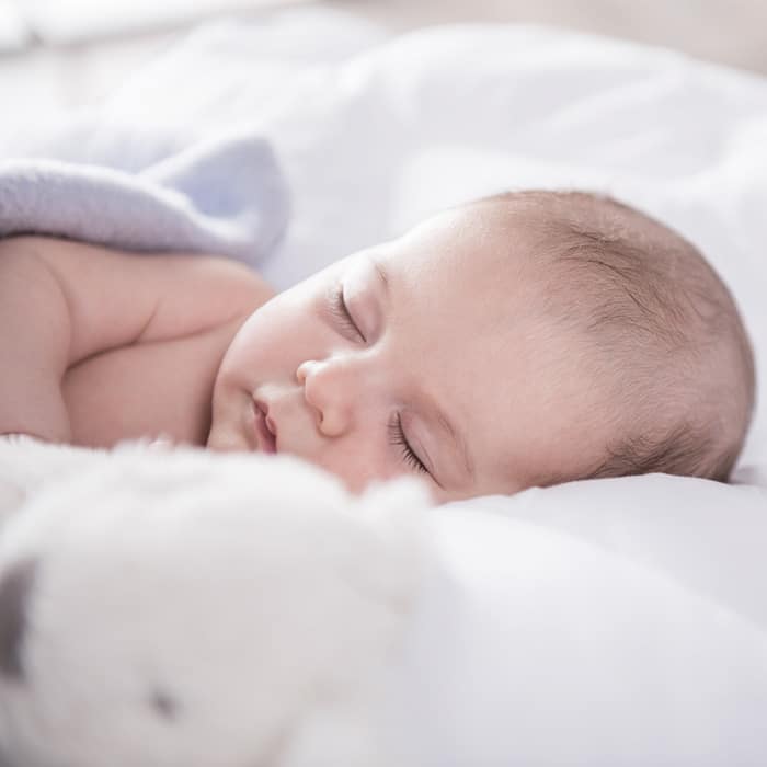 Erholsam (durch)schlafen! Tipps zum Kauf von Babymatratzen  Für eine gesunde Entwicklung der Wirbelsäule, achten Sie beim Kauf auf eine weiche und punktelastische Matratze.  Sicherheitstrittkanten erleichtern die ersten Stehversuche des Babys.  Der Matratzenbezug sollte abnehmbar und waschbar sein.  Babymatratzen können Sie verwenden, bis Ihr Kind aus dem Gitterbett rauswächst.  Achten Sie auf schadstoffgeprüfte Qualität.  Es gibt Babymatratzen für Allergiker, Matratzen aus Naturmaterialien und Matratzen mit zwei Härtegraden.  Unseren Baby Ratgeber für Baby-Matratzen, -Decken und Pölster finden Sie hier