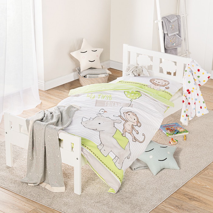 Basics für den Babyalltag Alles für einen kindgerechten Einzug Babymatratzen für jedes Bedürfnis Spezieller Nässeschutz für Matratzen Babyzudecken und Kopfkissen Vorhänge und Bettwäsche mit kindgerechten Designs Raffrollos mit Kindersicherung Babystrickdecken in feinster Bio-Qualität Kuschelkissen in Tierform Weiche Frotteeserie für Babys Kindercapes und Kinderbademäntel Strandtücher für Kinder Naturprodukte für die Kleinsten: Vegan, Bio und Fairtrade-zertifiziert