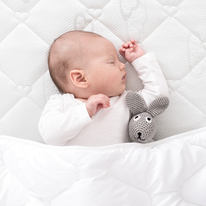 Härtegrad  Entdecken Sie, warum die Festigkeit von Babymatratzen so wichtig ist und welche Besonderheiten Modelle mit zwei Härtegraden bieten.