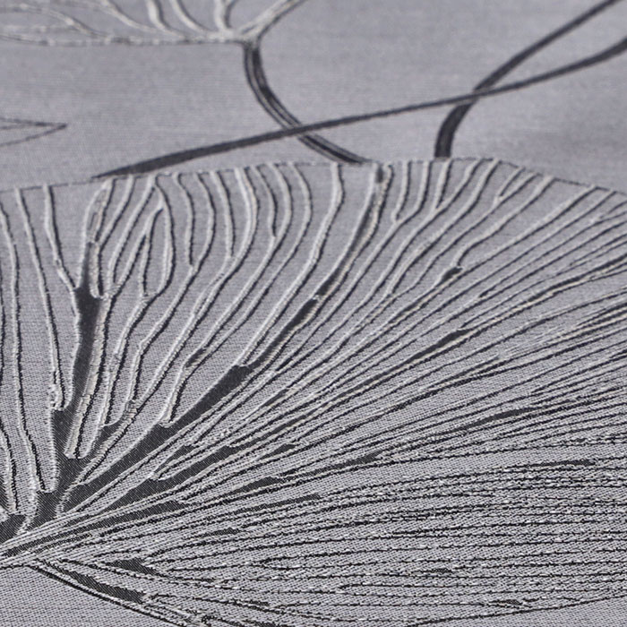 Jacquard Geeignet für Store und Dekor Material 100 % Polyester Es gibt zahlreiche Musterungen, die in der Anmutung und Optik 3-dimensional wirken Die einzelnen Kettfäden werden beliebig angehoben oder gesenkt um das jeweilige Muster zu weben, wodurch klein– und großflächige Muster in allen Varianten möglich sind. Vorteile Sehr pflegeleicht durch die 3-dimensionale, plastische Verarbeitung Knitterarm Formstabil durch die extrem gute und feste Webtechnik  Für alle Verarbeitungsarten geeignet!
