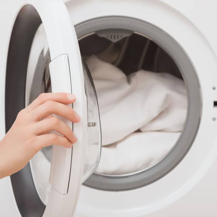 Pflegetipps für Tischwäsche Einsprung bedenken  Textile Gewebe mit Anteilen von Naturfaser laufen bei den ersten Wäschen naturbedingt ca. 3 bis 5 Prozent ein. Eine 40°C-Wäsche reicht bei der heutigen Zusammensetzung der Waschmittel zur Fleckenentfernung im Allgemeinen völlig aus.  Vor der Temperaturwahl bedenken: Der Einsprung kann bei Kochwäsche höher sein als bei 60°C-Wäsche.  Pflegehinweise beachten  Bitte beachten Sie die Pflegehinweise im Einnähetikett!  Bitte verwenden Sie nur Waschmittel ohne optische Aufheller, diese können Farben verändern.  Waschmittel maßvoll dosieren – der Umwelt und Ihrer Wäsche zuliebe.  Plastiktischtücher sind besonders leicht zu reinigen. Einfach feucht abwischen und fertig.  Knitterfalten ade!  Waschen Sie Mischgewebe mit Polyester auf jeden Fall im Schonwaschgang, um Knitterfalten zu vermeiden.  Achten Sie auf die Beladung der Waschmaschine. Eine nicht ganz volle Beladung ist für das Gewebe schonender. Dadurch erhöht sich die Lebensdauer und Knitterfalten werden reduziert.