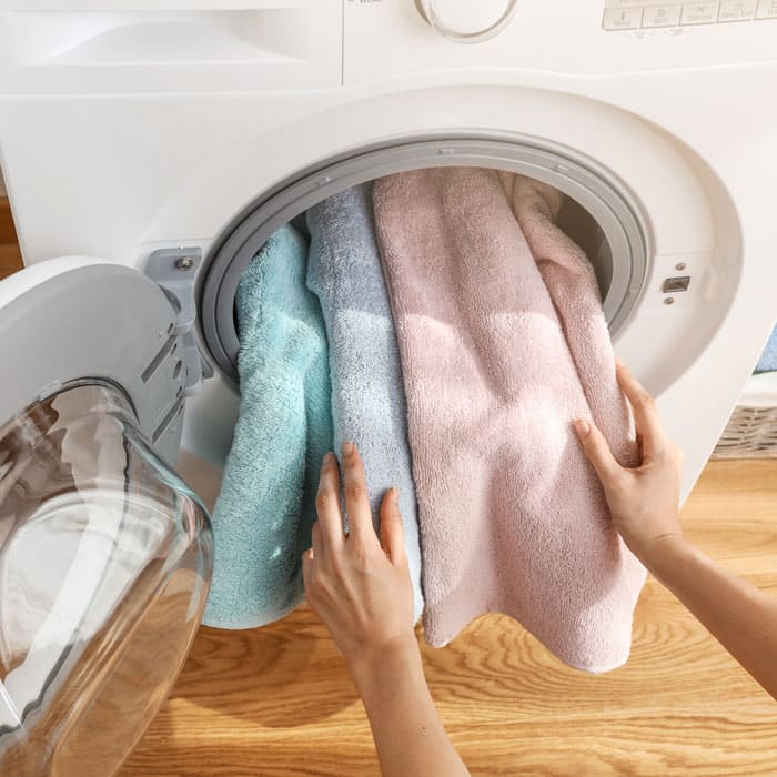 Pflegetipps für Frotteewaren  Wenn Sie neue Frotteewaren kaufen, diese immer unbedingt vor dem ersten Gebrauch waschen. Zum einen aus hygienischen Gründen und zum anderen verbindet und fixiert sich das Baumwollgewebe und die Handtücher etc. haben so eine längere Lebensdauer!