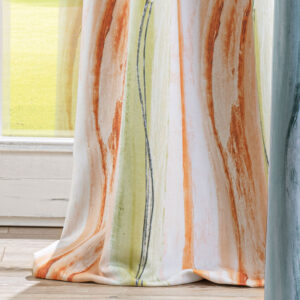 Vorhang mit abstraktem Streifenmuster in Orange, Grün und Blau vor einem Fenster.